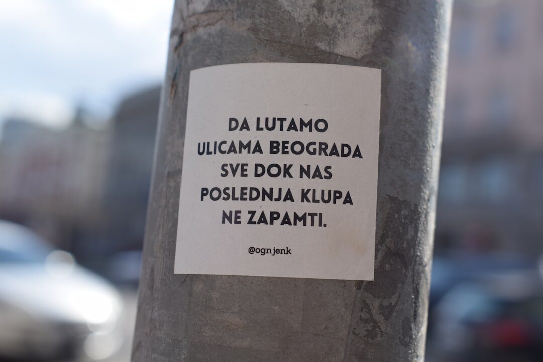Ugodan kutak za čitanje s foteljom, lampom i naslaganim knjigama