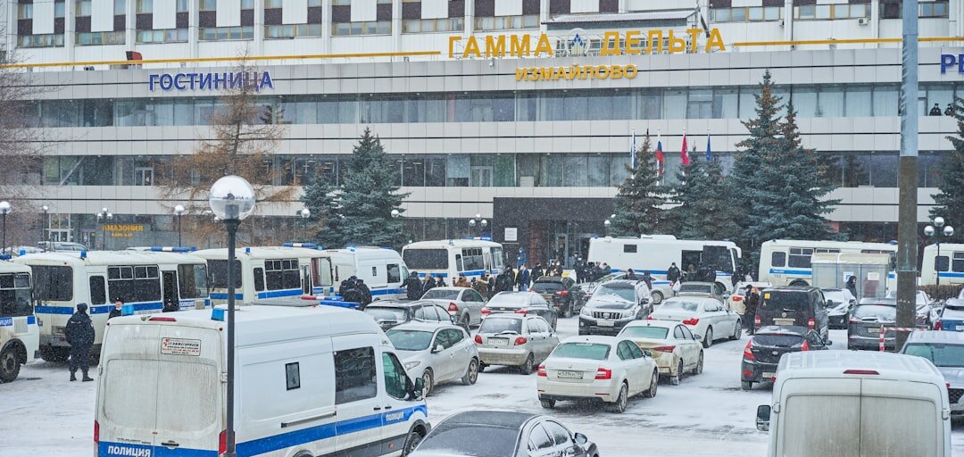 Radna soba pisca s prozorom u kišnoj noći, stolnom lampom i policom s knjigama