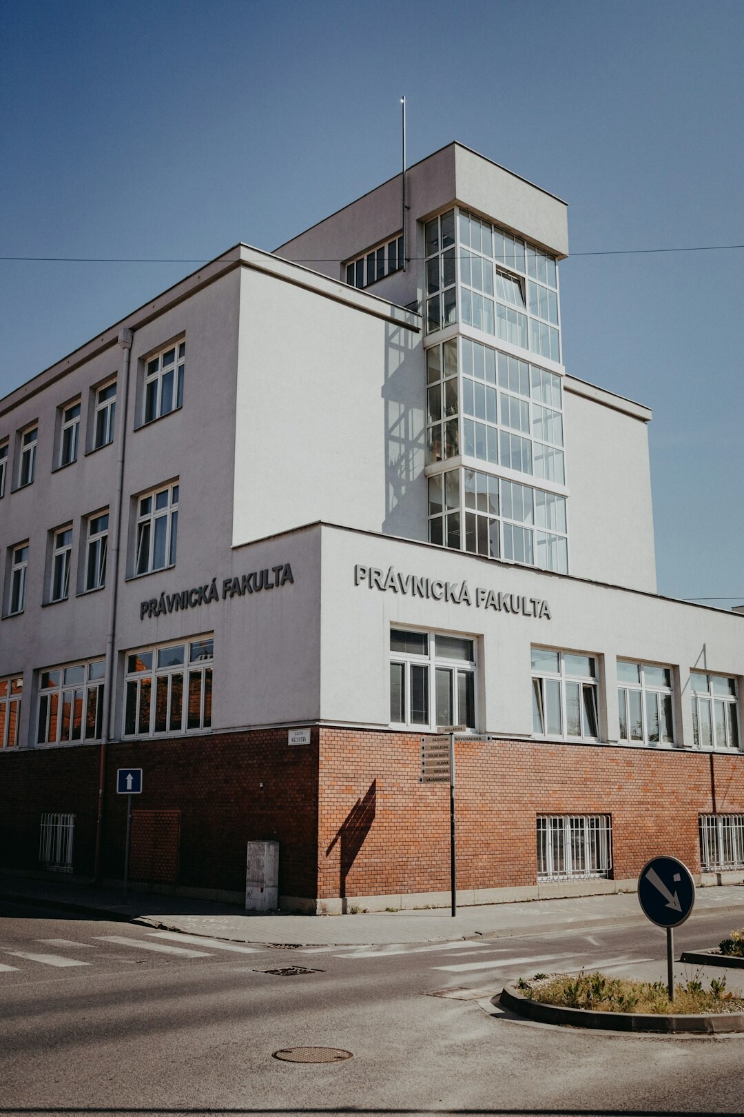Radni stol pisca s pisaćom mašinom i bilježnicom u prigušenom svjetlu